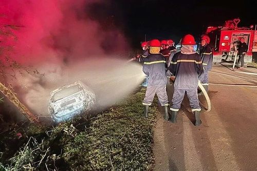 Ô tô con bốc cháy dữ dội ở Hà Tĩnh