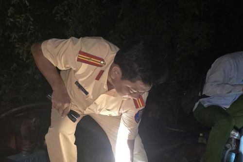 Bắt giữ 2 phương tiện vận chuyển cát trái phép ở Đồng Tháp