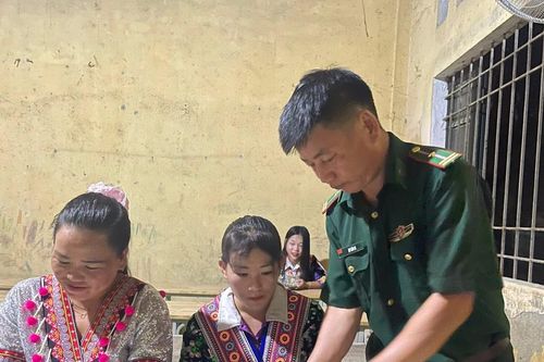 Thầy giáo quân hàm xanh và hành trình hơn một thập kỷ gieo chữ nơi rẻo cao