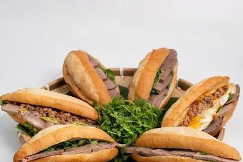 Hàng chục người ở Quảng Ngãi nhập viện, nghi ngộ độc sau khi ăn bánh mì