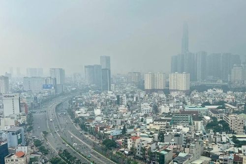 Bầu trời TPHCM đục ngầu, nồng độ bụi mịn vượt ngưỡng nhiều lần