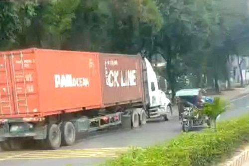 Xe container chạy ngược chiều ở làn xe máy khiến người đi đường sợ hãi