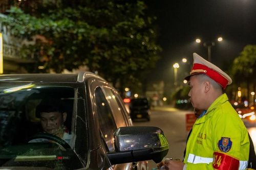 Lái xe vi phạm nồng độ cồn cố thủ trên xe, liên tục gọi 'trợ giúp '