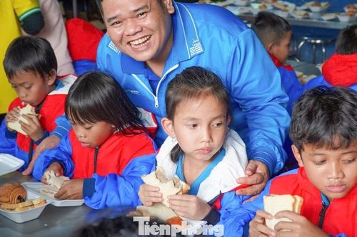 'Cõng' đông ấm đến với bà con biên giới ở Đà Nẵng