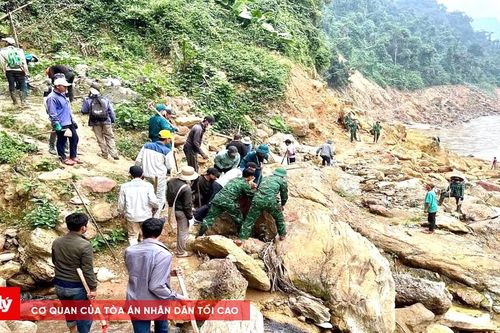 Khoét núi mở đường vào bản bị cô lập sau lũ