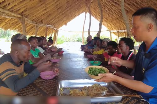 Người châu Phi lần đầu thử món trứng rán lá mơ kiểu Việt, nức nở khen ngon