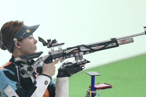 Nữ xạ thủ Việt Nam mang giáp, súng nặng 20kg tại SEA Games