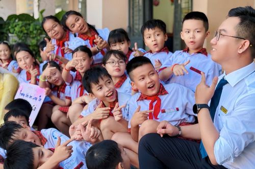 Chú rể Đồng Nai tiết lộ hậu trường bộ ảnh 'Thầy cô cưới nhau' gây sốt mạng