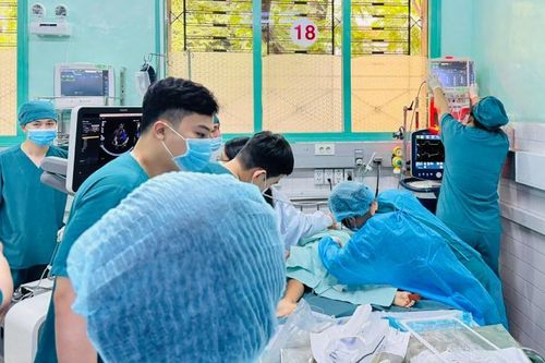 Cuộc điện thoại khẩn cấp giữa 2 bệnh viện cứu sống bé trai cận kề cửa tử