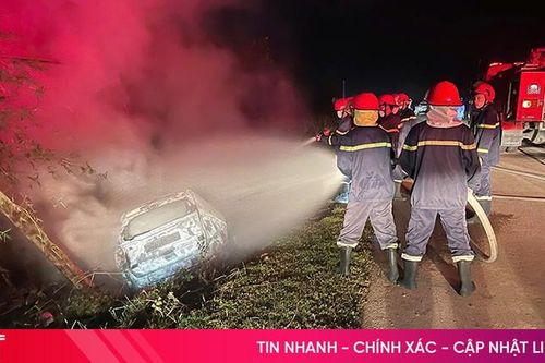 Sau va chạm, ôtô bốc cháy dữ dội