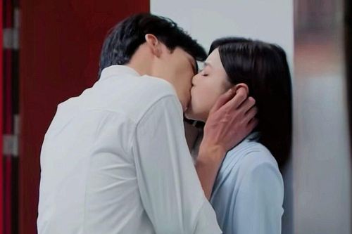 Nữ diễn viên U50 vừa ly hôn chồng đầu năm nay lên phim khóa môi trai trẻ kém 19 tuổi, danh tính gây bất ngờ