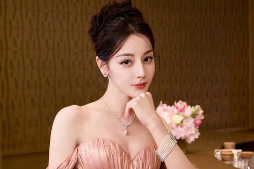 Địch Lệ Nhiệt Ba nói lời tạm biệt