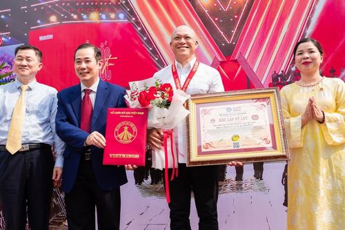 1 năm ra mắt 3 sách ảnh về 3 đại lễ, nghệ sĩ nhiếp ảnh Nguyễn Á nhận Kỷ lục Việt Nam