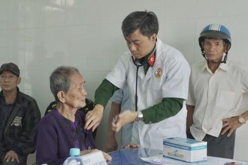 Gia Lai: Vòng tay quân y tiếp sức người dân vùng thiên tai