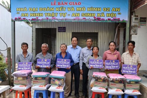 Bàn giao 11 căn nhà Đại đoàn kết tại hai xã Phú Hòa và Óc Eo