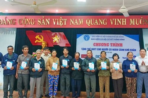 Bảo hiểm xã hội cơ sở Thăng Bình trao 120 thẻ bảo hiểm y tế cho người dân khó khăn