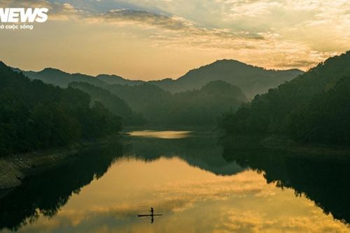 Hồ Bản Viết: Ngắm rừng phong đỏ rực mùa đông ở Cao Bằng