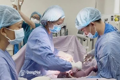 Bé trai mắc uốn ván sơ sinh do cắt rốn bằng kéo không vô trùng tại nhà