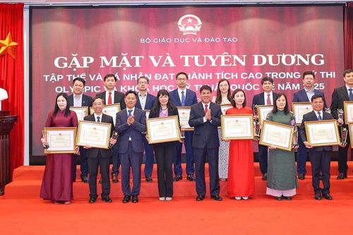 Trường THPT Chuyên Lê Quý Đôn được Bộ GD&ĐT khen thưởng về thành tích bồi dưỡng học sinh giỏi quốc tế