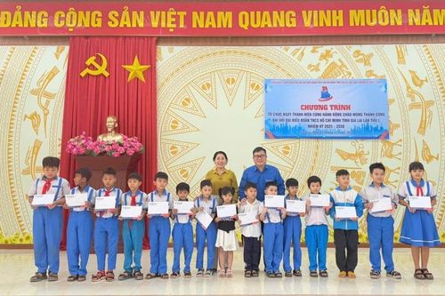Tỉnh đoàn Gia Lai tặng 50 suất quà cho học sinh xã Vạn Đức