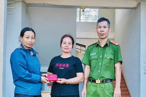 Chị Trần Thị Ước nhặt được ví chứa 7 triệu đồng, trả lại người đánh rơi