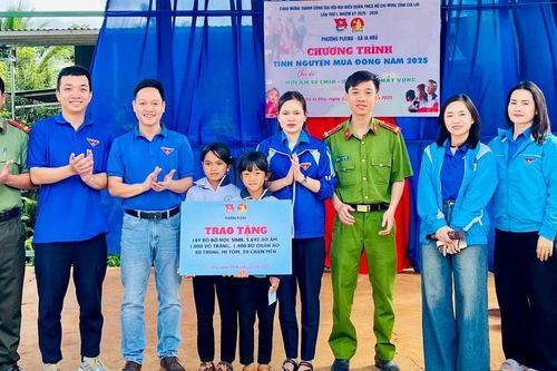 Tổ chức chương trình 'Hơi ấm sẻ chia-Ươm mầm khát vọng' tại xã Ia Hrú