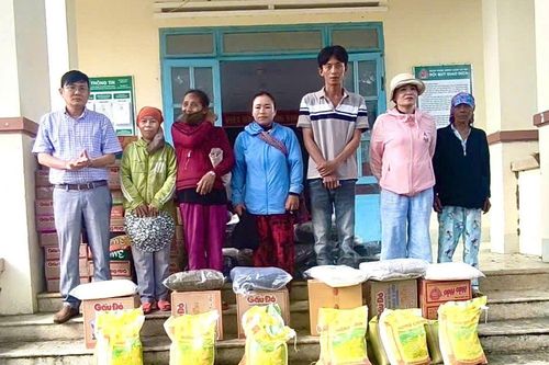 Mặt trận xã Nam Cam Ranh cấp phát quà cứu trợ cho hộ khó khăn