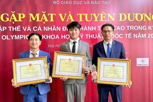 Trường THPT Chuyên Lào Cai và 2 cá nhân được nhận Bằng khen của Bộ Giáo dục và Đào tạo