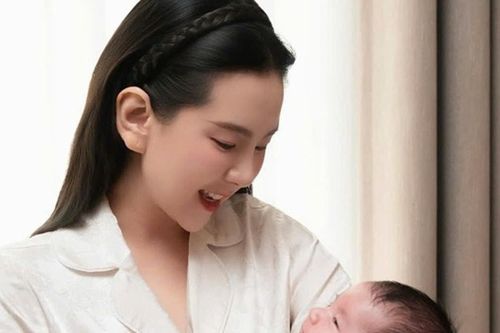 Mai Ngọc, Puka và H'Hen Niê chào đón 'em bé Rắn' năm 2025