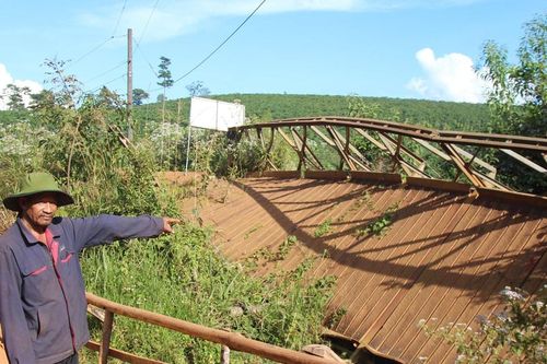 Cầu sập 8 tháng, người dân vẫn mỏi mòn chờ cầu mới