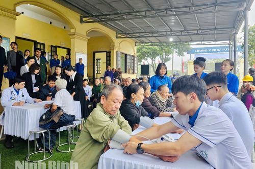 Khám chữa bệnh, cấp phát thuốc miễn phí cho người dân xã Khánh Trung