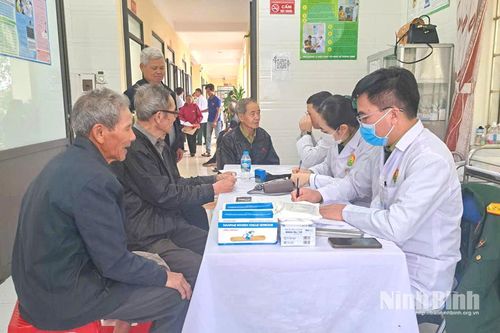Khám bệnh, cấp thuốc miễn phí và tặng quà cho người dân trên địa bàn xã Chất Bình