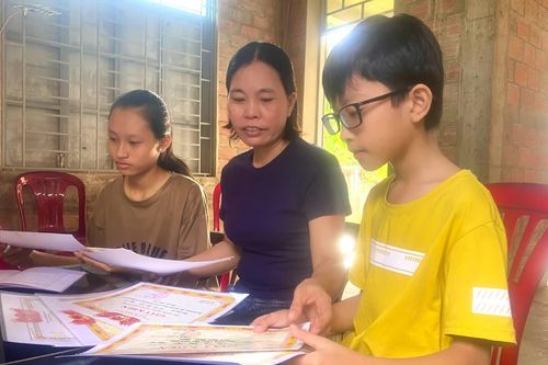 Làm thuê 'đổi chữ' cho con