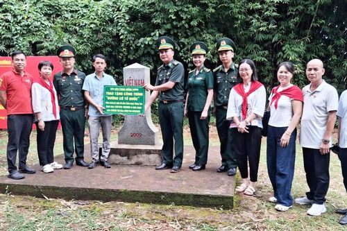 Nhiều hộ dân, học sinh ở xã Hướng Phùng được nhận tiền hỗ trợ khó khăn