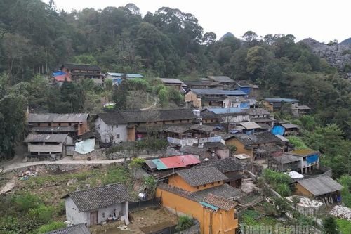 Nếp nhà trình tường của người Mông