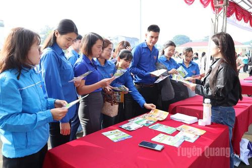 Gần 1.000 học sinh, sinh viên, người lao động tham gia phiên giao dịch việc làm xã Yên Sơn