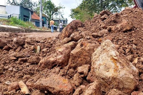 Sử dụng đá phong hóa đắp nền đường dự án đường ven sông Bồ