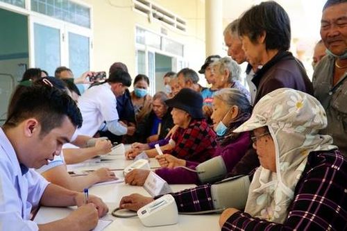 Binh đoàn 15 chăm sóc sức khỏe cho đồng bào Gia Lai sau bão lũ