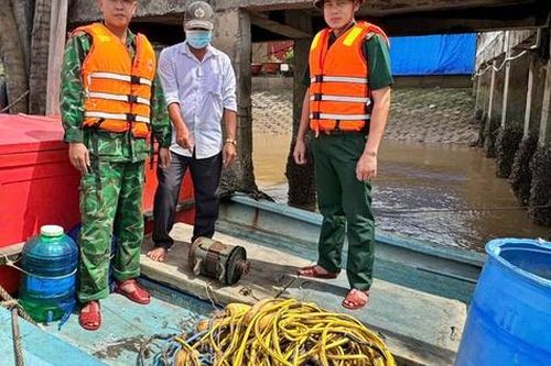 Cà Mau: Tịch thu tang vật của hai tàu cá dùng kích điện để khai thác thủy sản