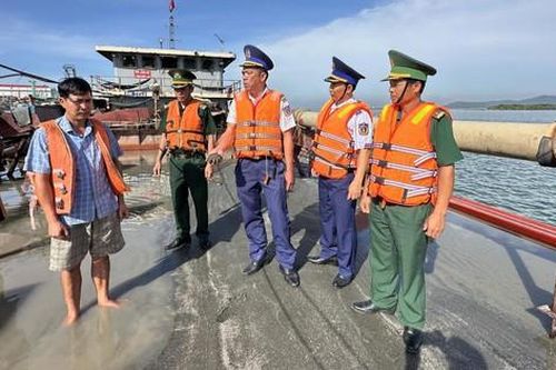 Bắt giữ xà lan vận chuyển gần 1.000m3 cát trái phép