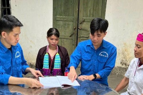 Cầu nối đưa pháp luật tới đồng bào vùng biên