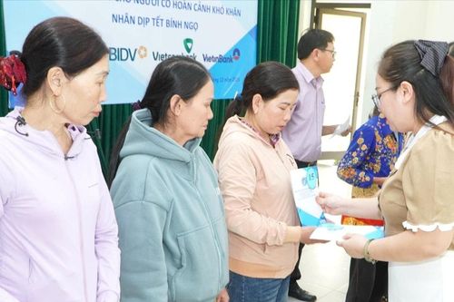 Trao thẻ BHYT cho người dân khó khăn xã Bà Nà trước thềm năm mới