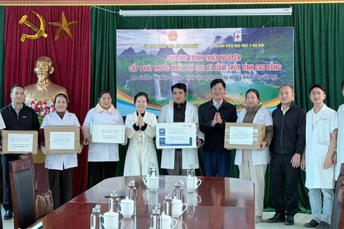 Đoàn thiện nguyện Trường Đại học Y Hà Nội tặng quà cho xã Quảng Uyên và Đàm Thủy