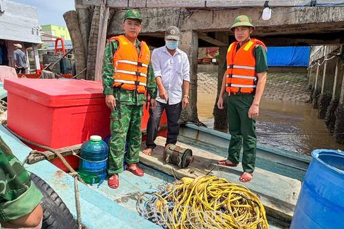 Phát hiện 2 phương tiện sử dụng kích điện khai thác thủy sản trái phép