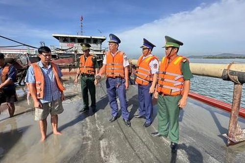 Cảnh sát biển bắt giữ sà lan chở 1.000m³ cát lậu trên vùng biển TPHCM