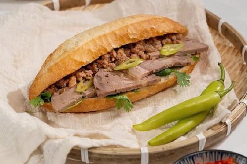 15 người ở Quảng Ngãi ngộ độc sau khi ăn bánh mì