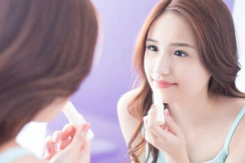 Môi khô không đơn thuần xuất phát từ thiếu ẩm như nhiều người vẫn nghĩ