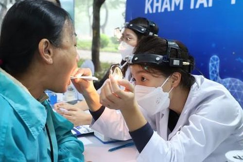 Hơn 100 thầy thuốc dựng 'phòng khám đặc biệt' giữa phố đi bộ Trần Nhân Tông