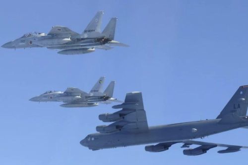 Oanh tạc cơ B-52 xuất hiện trên Biển Nhật Bản trong cuộc diễn tập Nhật - Mỹ