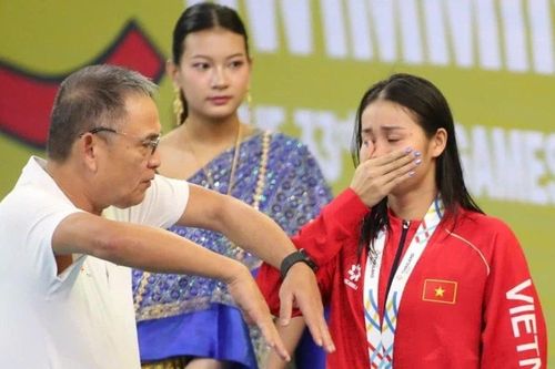 Nữ kình ngư Việt Nam bật khóc vì bị mắng ngay trên bục nhận huy chương